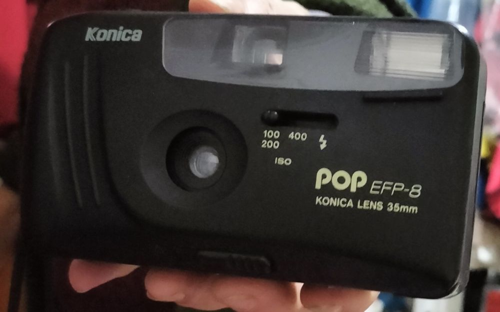 Máquina Fotográfica "KONICA"