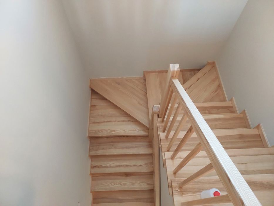 Schody drewniane dębowe na betonie