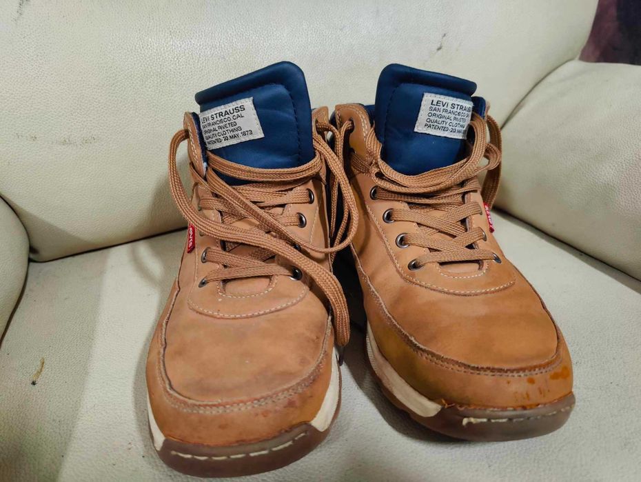 Boas castanhas Levi's tam. 38 de menino