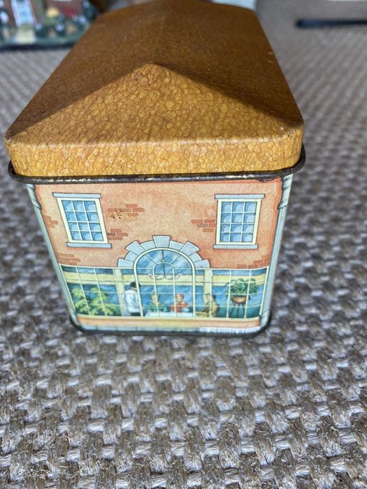 Caixa de lata decorativa em forma de casa