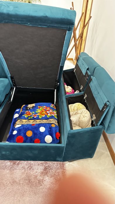 Sofa de cor verde em tecido aveludado