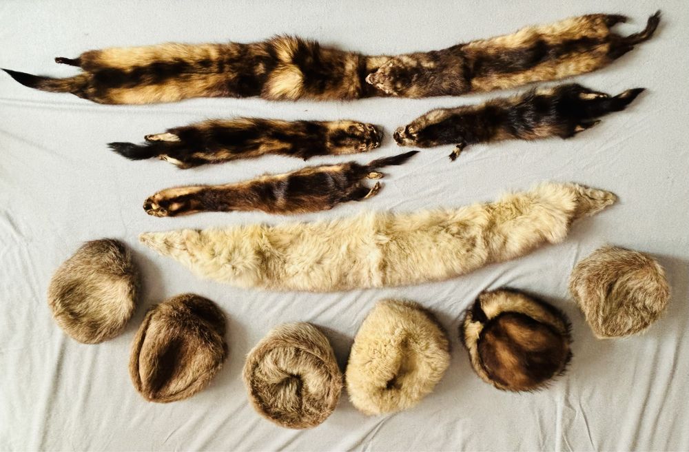 Zestaw naturalnych czapek, szalików/kołnierzy, ozdób