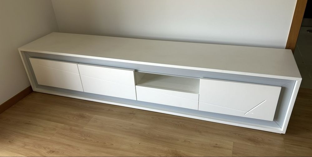 Mobiliário Completo Novo | Cama + Colchão + 2 Mesinhas + Aparador + Consola | Nunca Usado