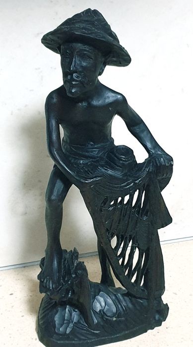 Escultura africana de um pescador em madeira exótica