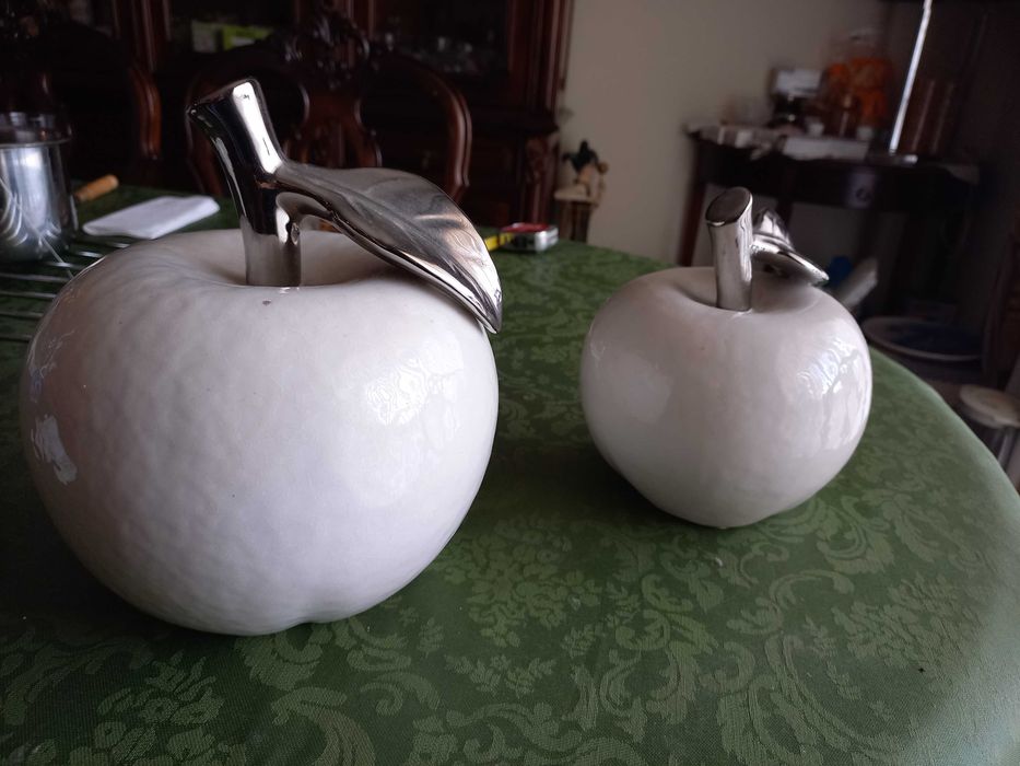 Maças decorativas em branco e com o pé em metalizado