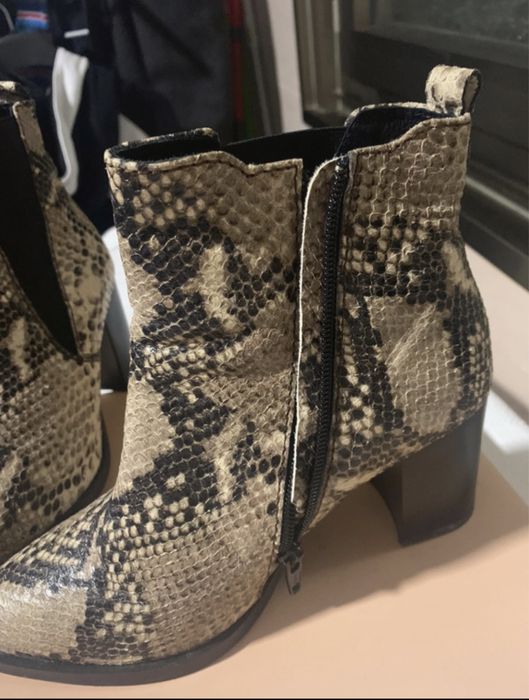 Botas de cano pelo tornozelo marca Foreva tamanho 36