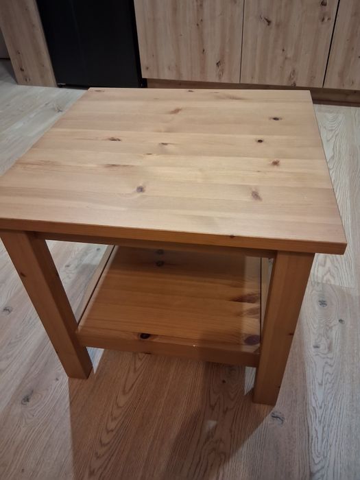 Drewniany stolik kawowy Ikea Hemnes