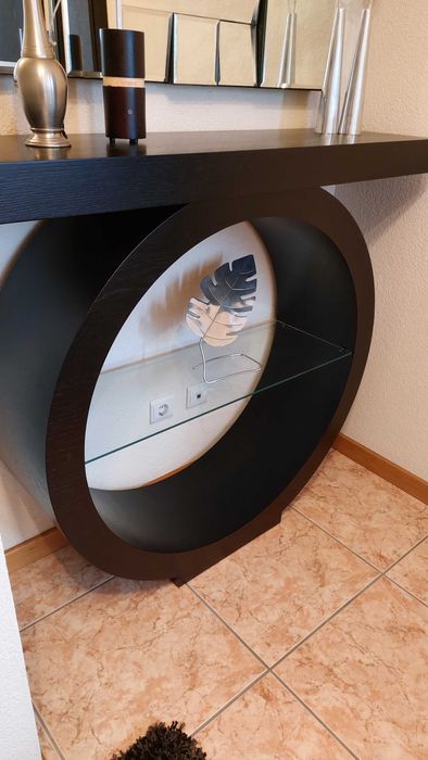 Móvel de maneira design castanho escuro.