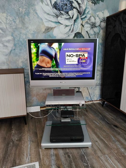 Telewizor Panasonic 32 cale ze stolikiem