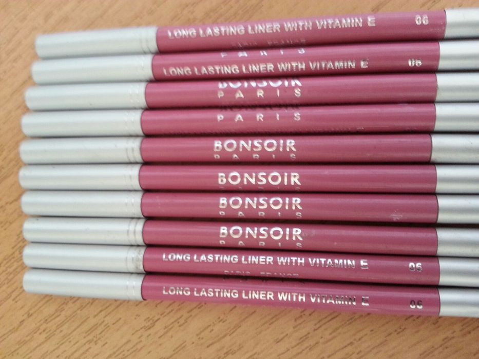 Продам косметические карандаши для губ и глаз.