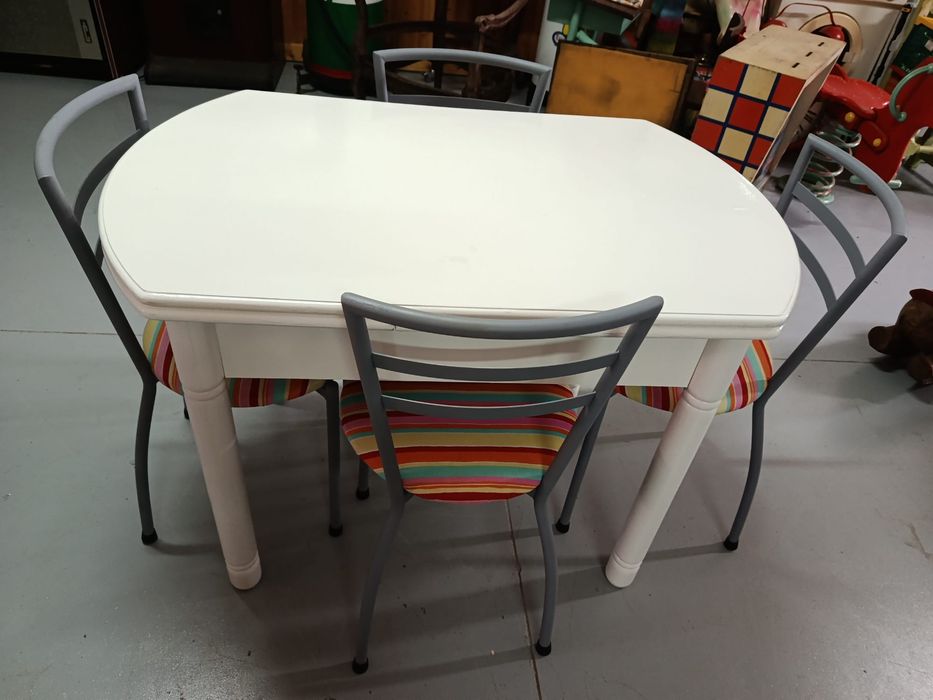 Mesa de cozinha e 4 cadeiras