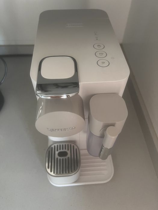 Máquina de Café NESPRESSO Lattissima One
