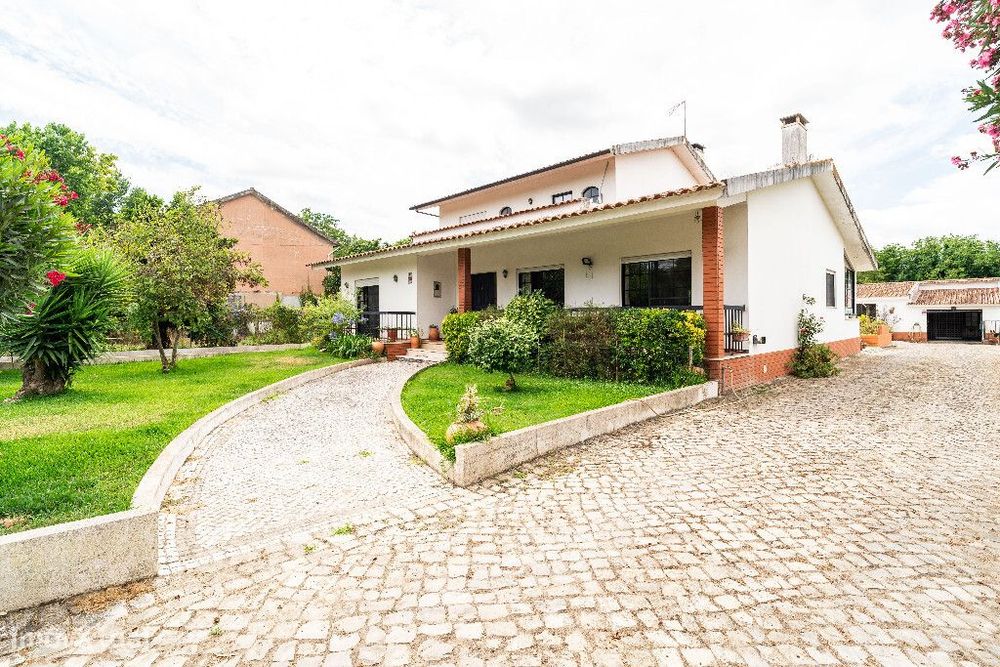 Moradia M5 com garagem em zona da Cidreira