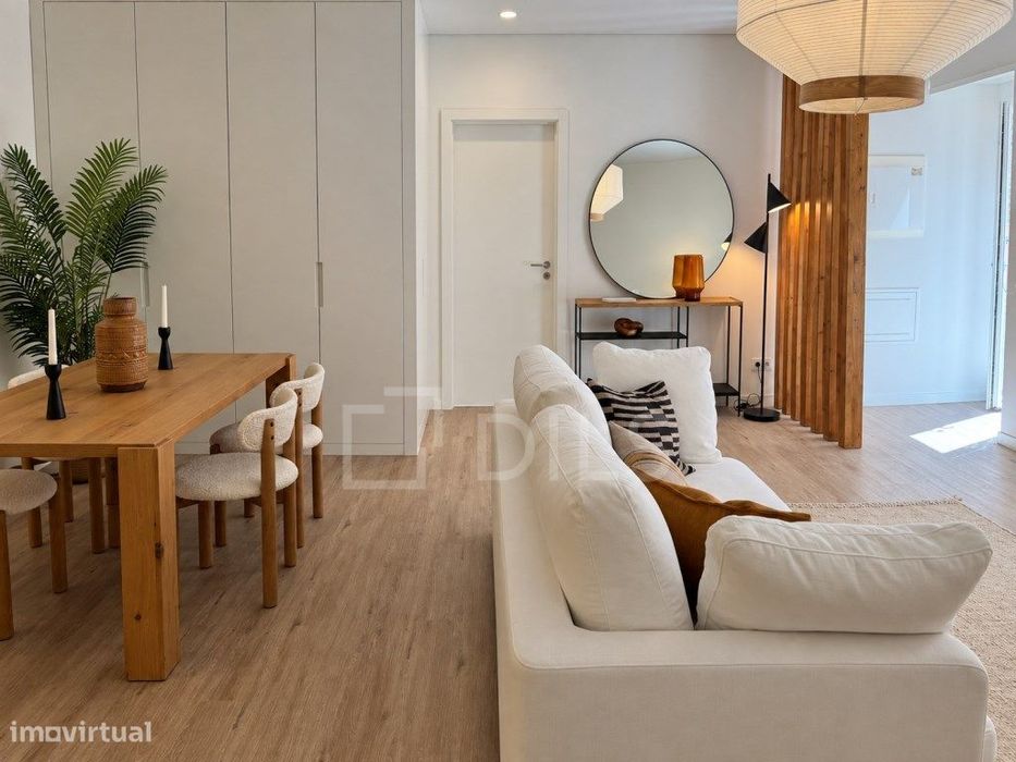 Apartamento T1, mobilado, com terraço e 1 lugar de estacionamento