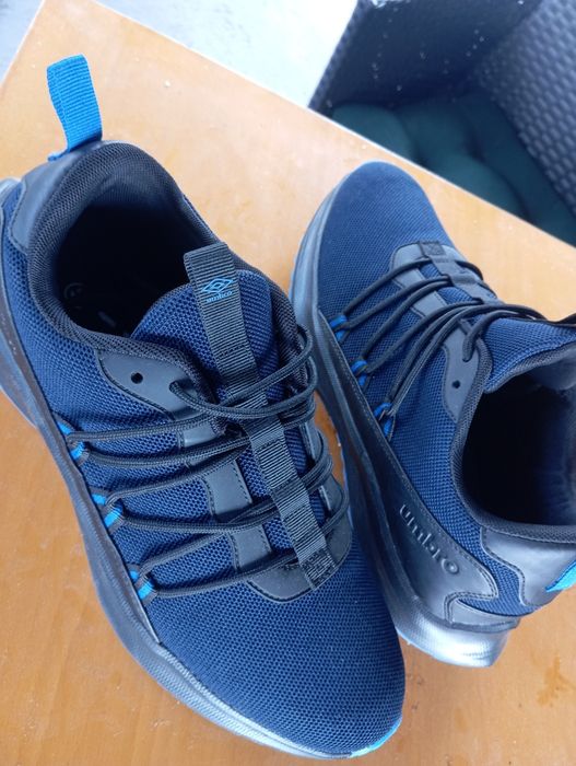 Buty Umbro Dakari r 43  wkładka 27.5cm