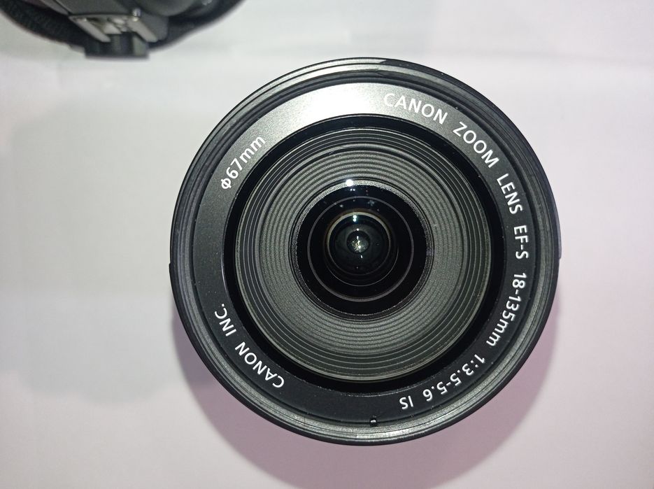 Camara Canon 7D Mark II com lente 18-135mm.