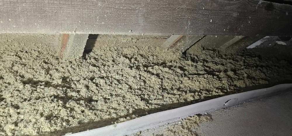 Wdmuchiwanie - Wełna skalna mineralna Rockwool Granrock wiązary sufity podwieszane izolacja ścian poddaszy stropodach docieplenie termomodernizacja