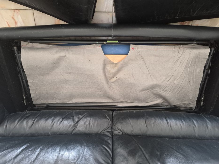 Vendo sofá-cama preto, confortável e espaçoso.