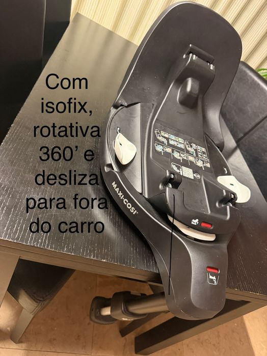 Carrinho e cadeira isofix de bebé com muitos acessórios