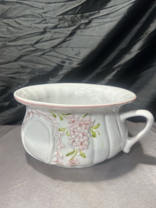 Ceramiczny kwietnik nocnik – dekoracja kwiatowa – styl klasyczny