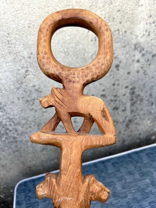 Bengalas africanas de madeira