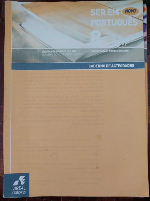 Livros escolares de diferentes anos de ensino e disciplinas