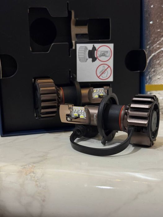 Продам комплект LED ламп Philips Ultinon Pro9100, цоколь H4, 12/24V.