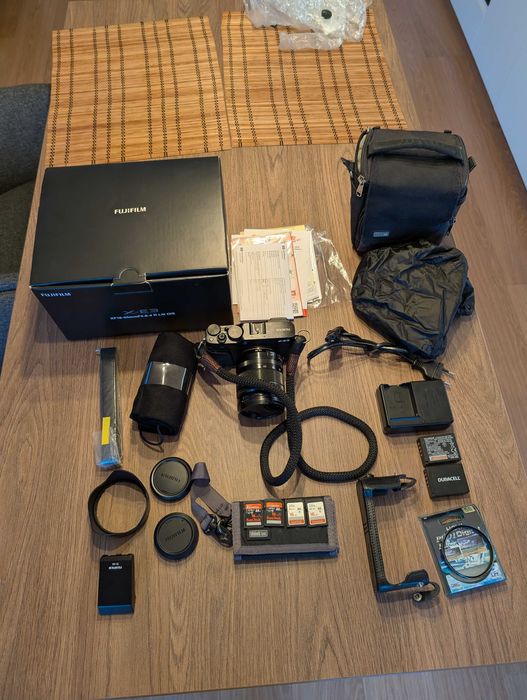Fujifilm X-E3 + XF 18-55 + akcesoria (futerał, karty, lampa, pasek)