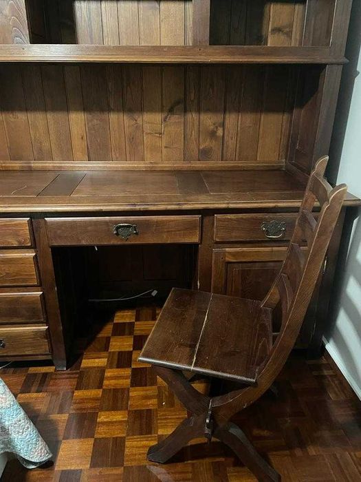 Móvel de quarto composto por secretária e estante