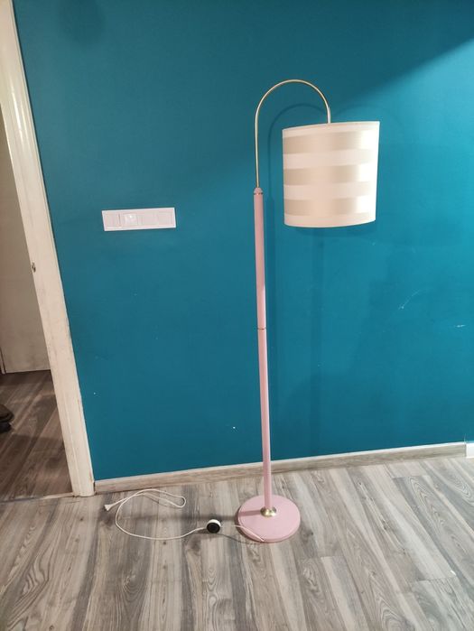 Piękna różowo złota lampa