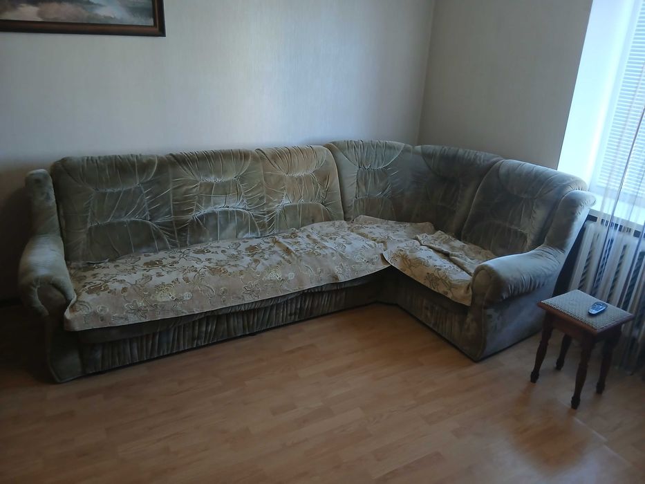 Уголок диван у вітальню.