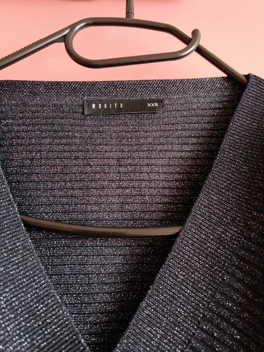 Granatowy sweter ze srebrną nitką Mohito XXS