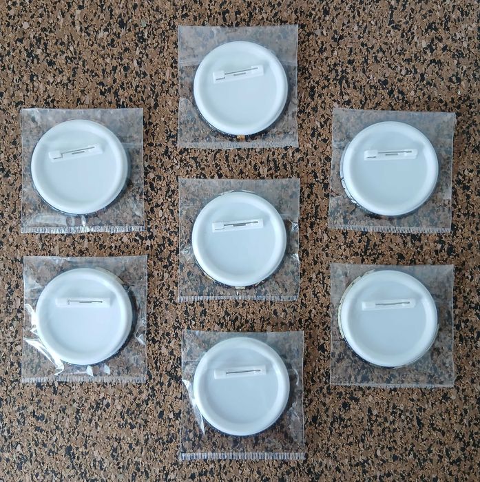 Lote de 7 crachás com ilustrações do Mike Mignola