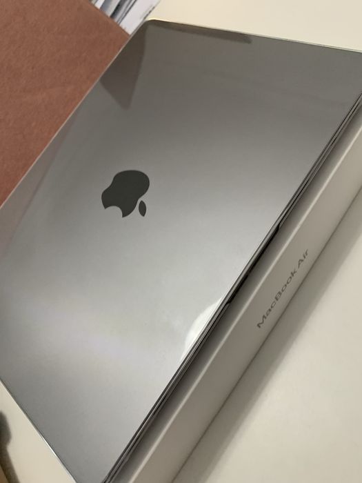 Mackbook Air Model A2681 com cerca de 10ciclos de bateria