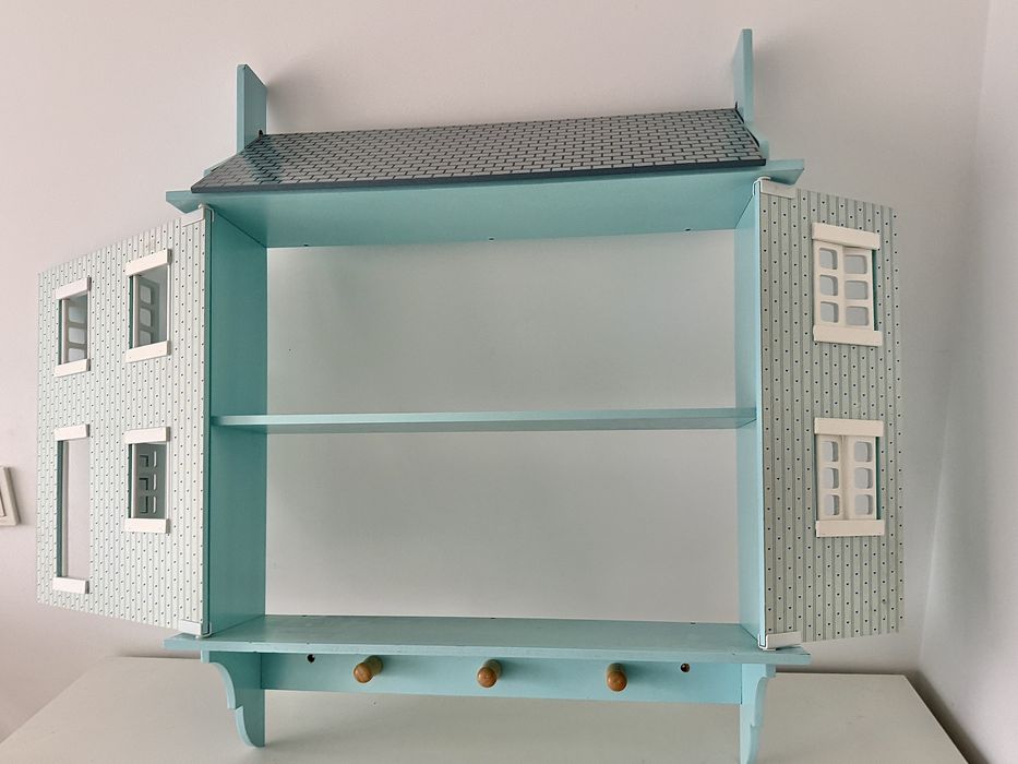 Domek dla lalek otwierany do zawieszenia na ścianie styl skandynawski