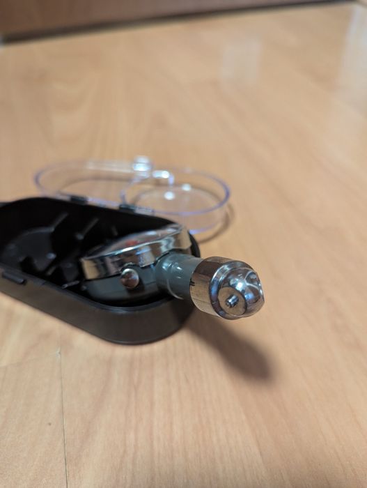 Manometr ciśnieniomierz w etui