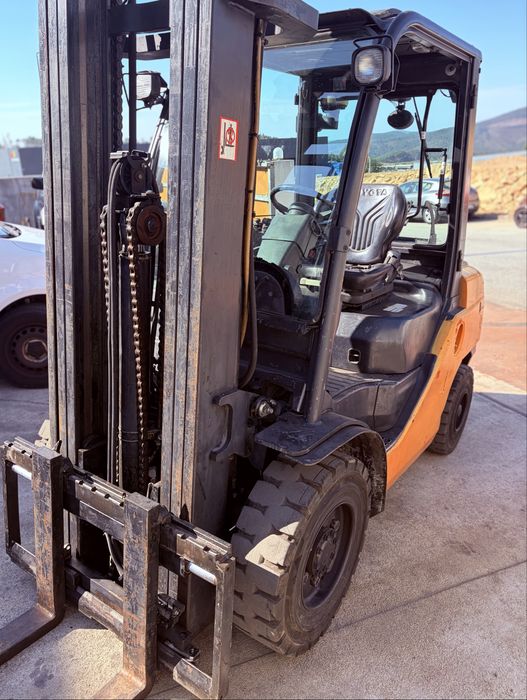 Toyota  serie 8 30 triplex , sobe 5,5m, empilhador
