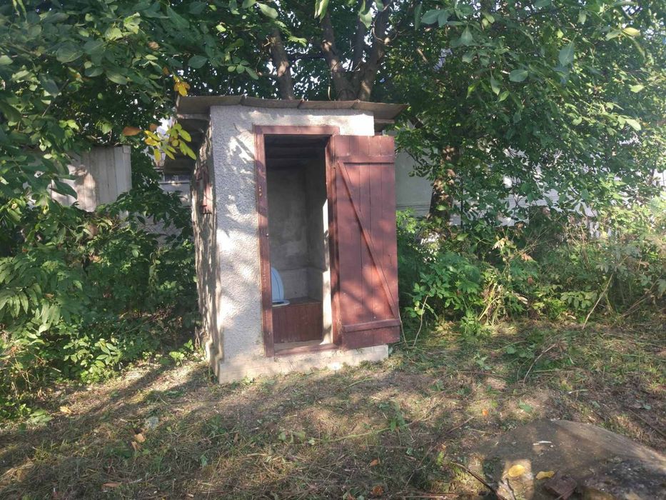 Продам 4 кімнатни будинок 35 км від Чернівців ,село Ржавенці