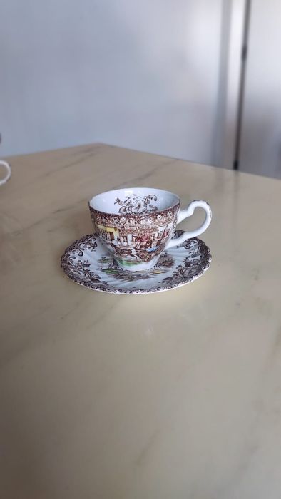 Conjunto de chávenas de café e pires.