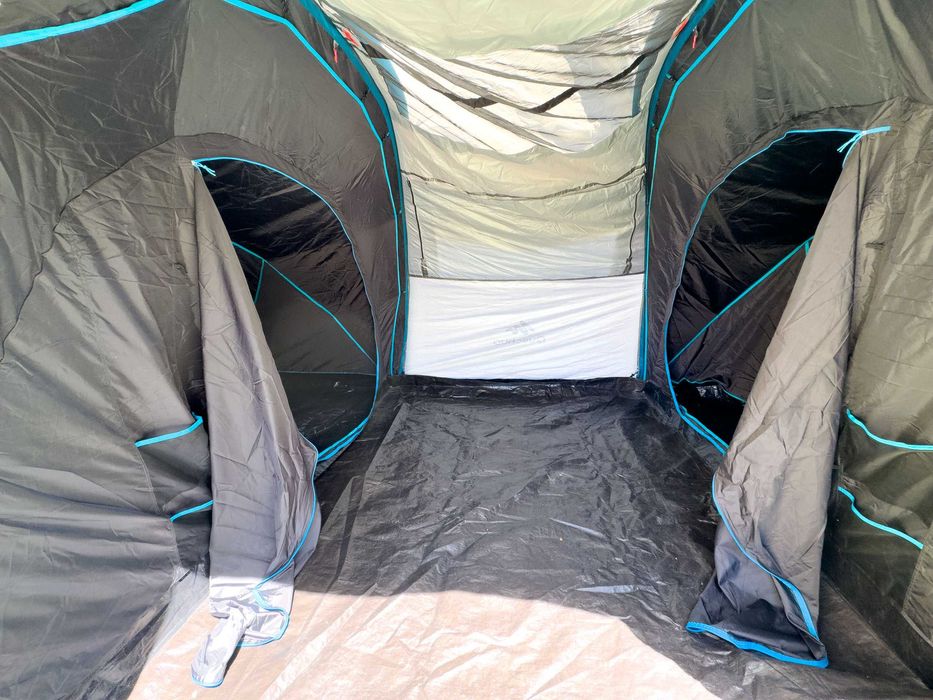 Tenda familiar com bancada de cozinha e frigorífico
