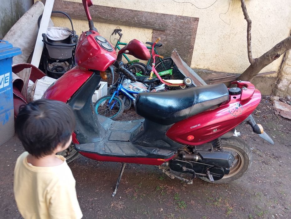 Продам скутер есть нюанс ножка поломана цена 8.500