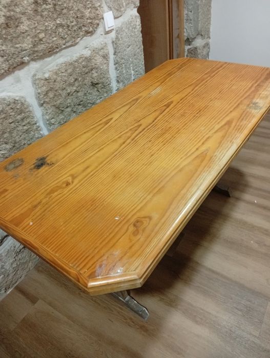 Mesa em pinho a precisar de arranjo
