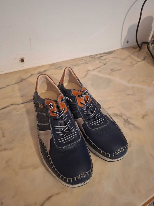 Sapatos pikolinos castanhos e azul