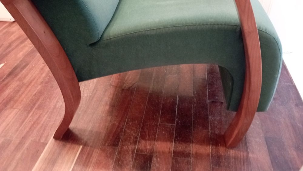 Poltrona em tecido aveludado verde escuro muito bom estado confortável
