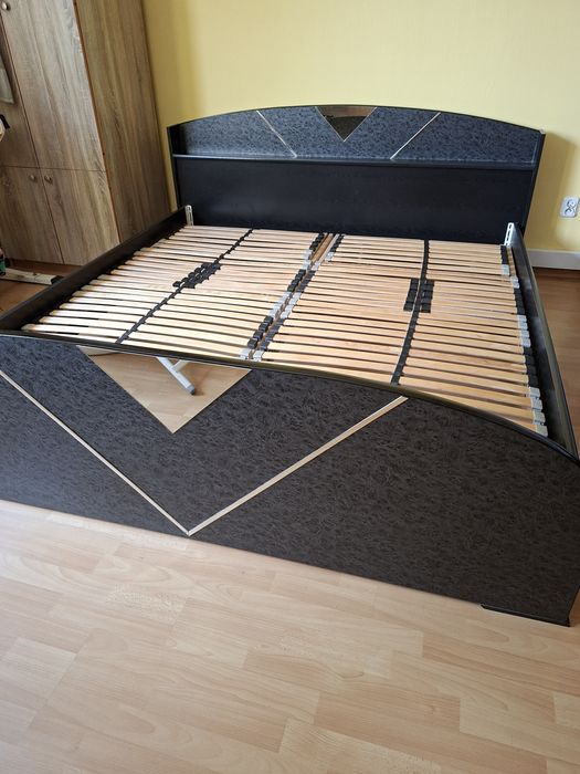 Łóżko ze stelażami