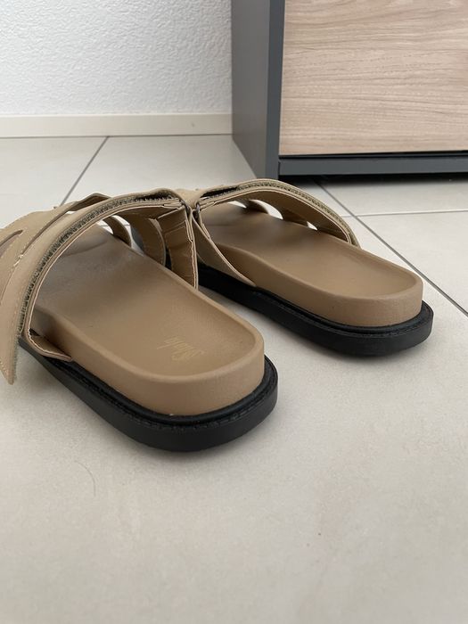 Sandalias beges com velcro