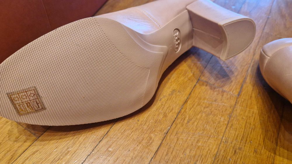 Sapatos novos, cor Nude, N. 38