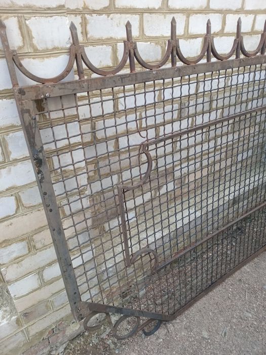 Забор (секции 2.5м.-2.7м. H=1.5м.) с элементами худ.ковки.