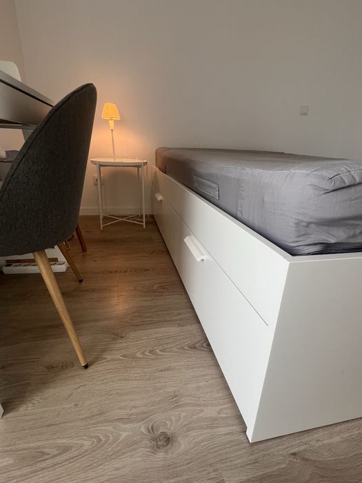 Cama branco com colchào incluído