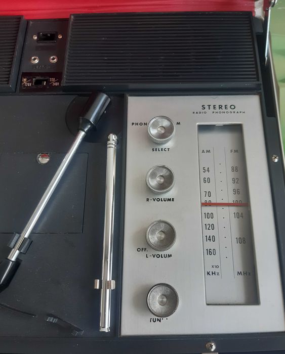 Antigo Rádio e Gira Discos de viagem